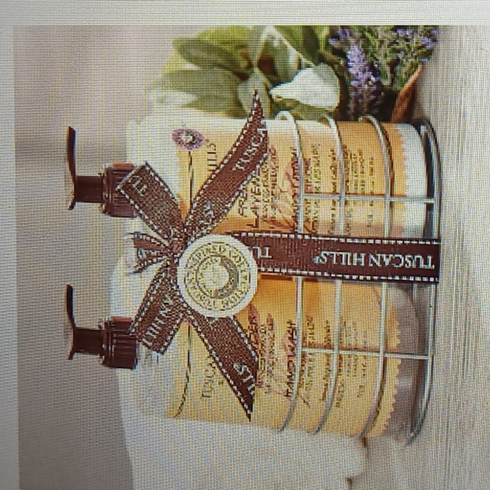 Fabulous  French Lavender soap & moisturizer with caddy. NWT!